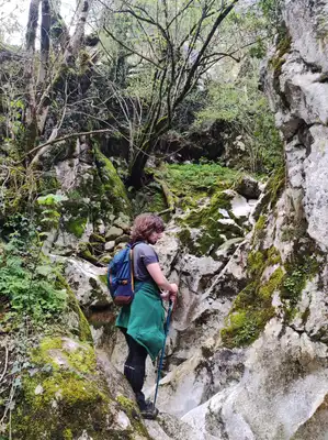 Contemplando las rocas en una ruta de montaña.